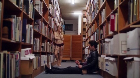 Страстный секс в библиотеке со зрелой блондинкой